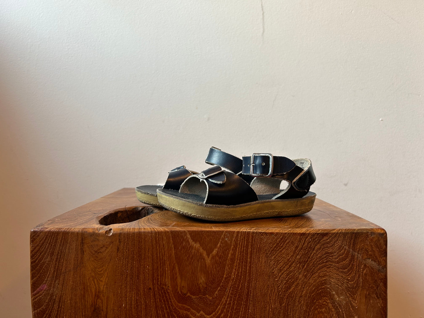 Saltwater Sandals Sandals (Kids Sz 7)
